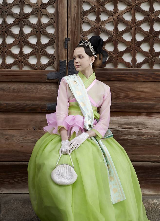 단아하고 감성적인 서양 모델의 한복 맵시. 서양여인들에게도 너무 잘 어울린다는 평가가 많다.