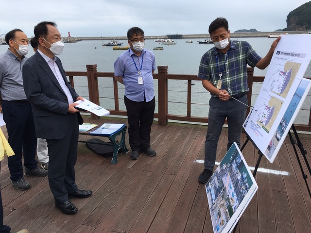 [전주=뉴시스] 우범기 전북도 정무부지사(왼쪽)는 17일 부안 격포와 위도, 왕등도 등에서 현장 행정을 펼쳤다. 2021.06.17 photo@newsis.com *재판매 및 DB 금지