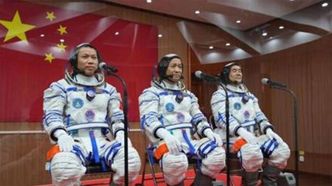 선저우 12호에 탑승한 중국 우주 비행사들 (출처: 신화망)