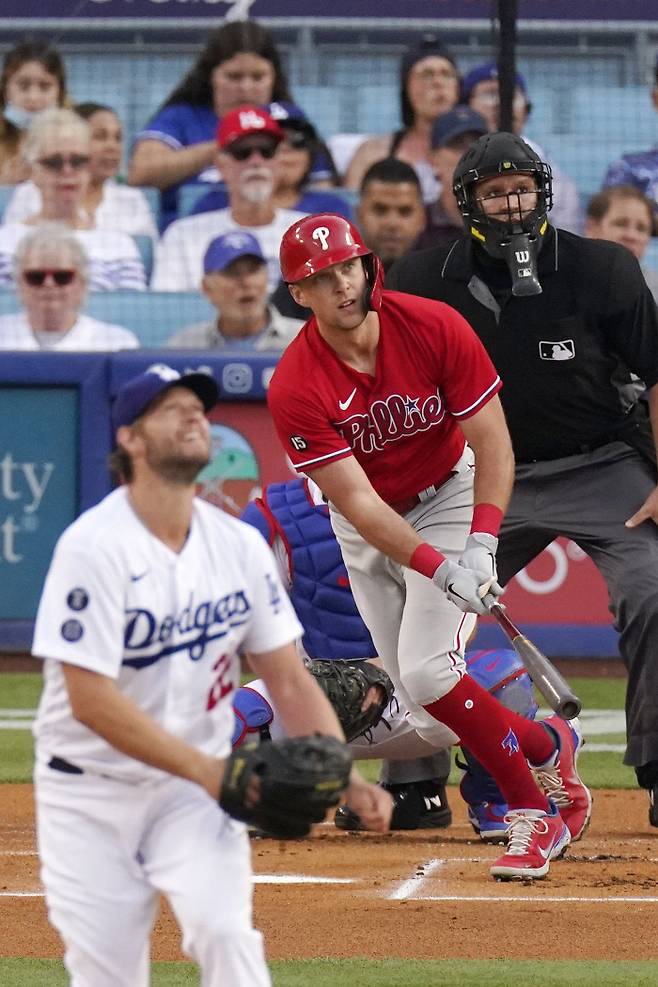 다저스 선발 클레이턴 커쇼가 1회 리스 호스킨스의 홈런 타구를 쳐다보고 있다. | AP연합뉴스