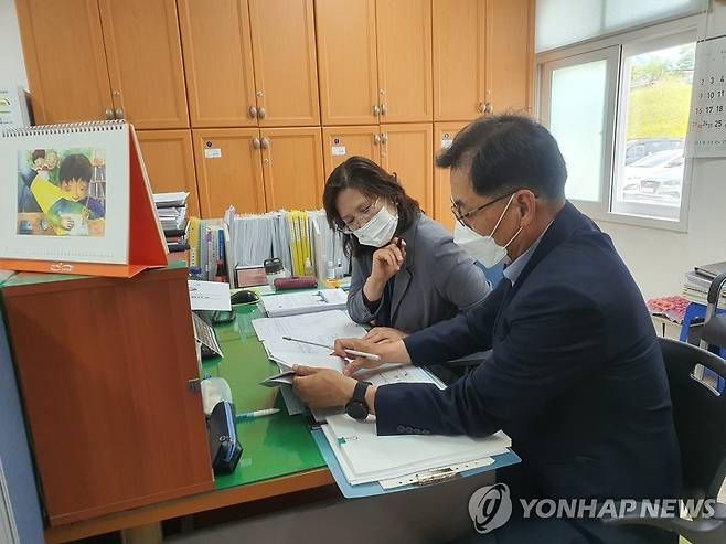 조사단과 면사무소가 협업한 무공훈장 찾기 작업 (서울=연합뉴스) 권선미 기자 = 전북 고창군 성송면 사무소에서 임설림 민원행정팀장과 6.25 무공훈장 찾아주기 조사단 최성국 조사관이 협업해 무공훈장 수훈자와 유족들을 찾고 있다.