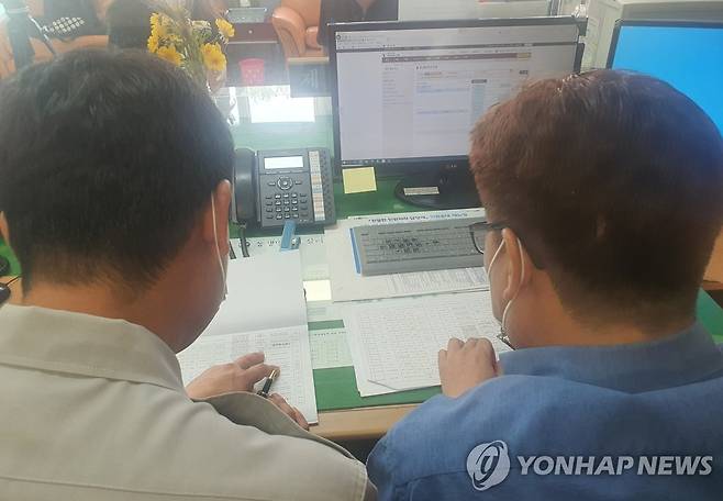 조사단과 면사무소가 협업한 무공훈장 찾기 작업 (서울=연합뉴스) 권선미 기자 = 전북 고창군 신림면 사무소에서 6.25 무공훈장 찾아주기 조사단 조사관 노현충 상사와 정재진 민원행정 팀장이 협업해 무공훈장 수훈자와 유족을 찾고 있다. 아버지가 무공훈장 수훈자인 정 팀장은 조사단이 도착하기 전 3명의 수훈자를 미리 찾아놓았다.
