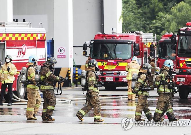 화마와 사투 벌인 소방관들 (이천=연합뉴스) 홍기원 기자 = 17일 오전 화재가 발생한 경기도 이천시 마장면 쿠팡 덕평물류센터에서 화마와 사투를 벌인 소방관들이 이동하고 있다. xanadu@yna.co.kr