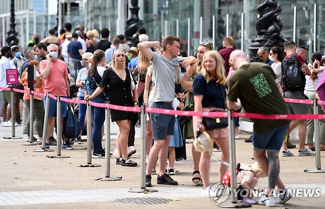 영국 런던아이 대기 줄 [EPA=연합뉴스 자료사진]