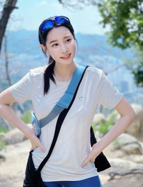 베리굿 조현, 레깅스로 뽐낸 각선미..등산 그리고 크로스백 [Ten☆]
