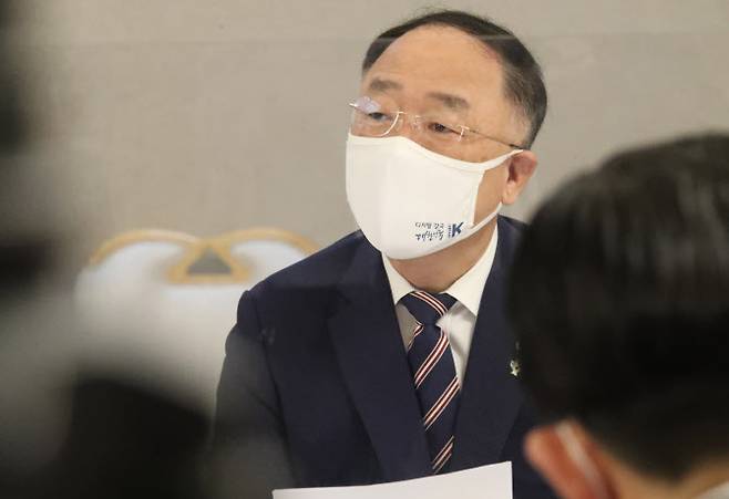 17일 부동산관계장관 회의를 주재하는 홍남기 경제부총리(사진=연합뉴스)