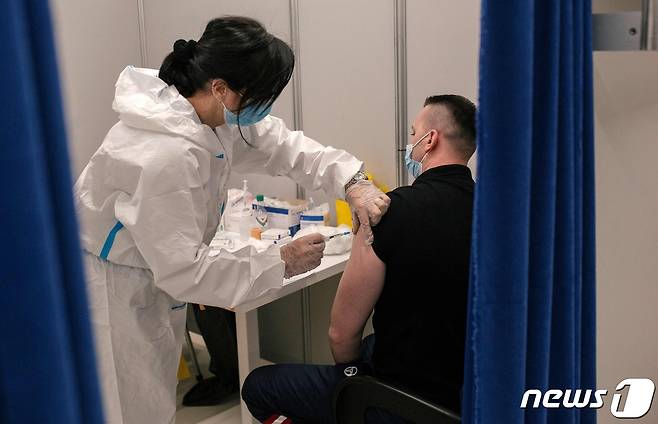 러시아에서 코로나19 백신 접종이 이뤄지고 있다. © AFP=뉴스1