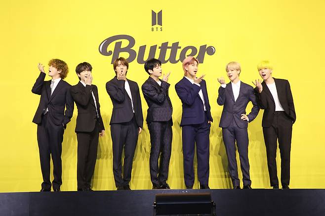 그룹 방탄소년단(BTS)이 지난달 21일 새 싱글 ‘버터’ 발매 글로벌 기자간담회에서 포즈를 잡고 있다. 연합뉴스