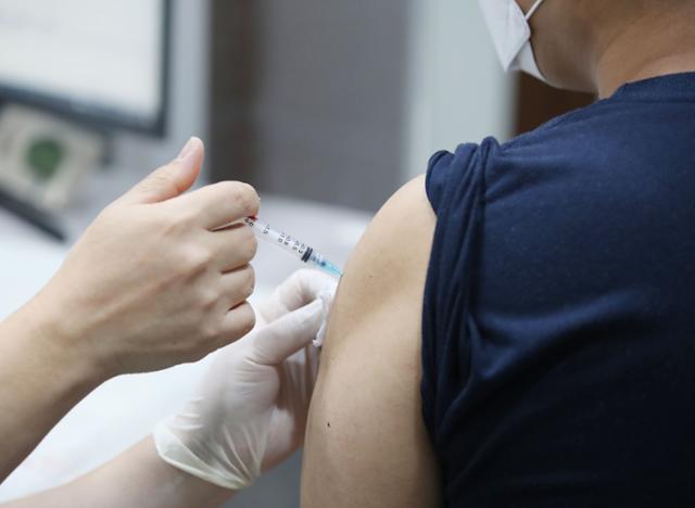 10일 서울 동작구 경성의원에서 시민들이 얀센 백신을 접종받고 있다. 연합뉴스