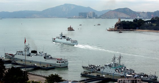 중국 샤먼시에서 동중국해로 출항하는 중국 전함들. [중앙포토]