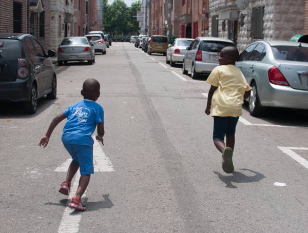 공익법센터 어필의 도움을 받아 한국에서 난민으로 인정받은 한 난민 가정의 2세 아이들이 경기도의 한 주택가에서 자유롭게 뛰어놀고 있다. 공익법센터 어필 제공