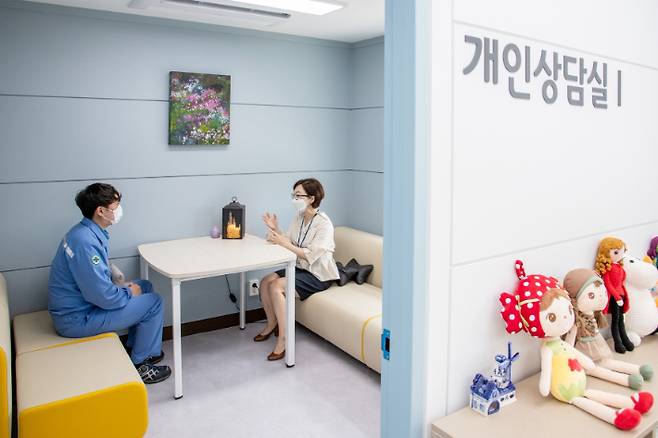 포스코 직원이 '마음챙김센터 休’를 찾아 상담을 받고 있다. 광양제철소 제공