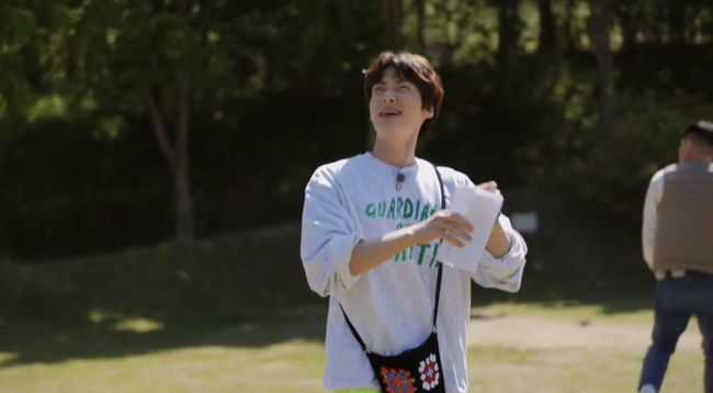 In the words of Lee Soo-geun, who says that Ahn Jae-hyun may be marriage, he drank water without saying anything and focused his attention.In the 12th episode of the original TV New Seo Yugi special Spring Camp (directed by Na Young-seok and Park Hyun-yong), which was released on the afternoon of the 18th, Kang Ho-dong, Lee Soo-geun, and Ahn Jae-hyuns final Camping were.The camp captain, Ahn Jae-hyun, played alone for the same team Kang Ho-dong and Lee Soo-geun.Ahn Jae-hyun smiled, saying, I think I can go without a limit. When I arrived, Kang Ho-dong said, Why are you so dry? Diet?and laughed.On the lunch menu Papaghetti, Lee Soo-geun said, If you were in the past, you would not respond.Its not good if its a lepisie thats clearly on YouTube, and Kang Ho-dong was embarrassed.Look for it, papaghetti, Lee Soo-geun said, while Kang Ho-dong said, paghetti is heaven and earth.Lee Soo-geun shot at me, Wheres your creative, creative?Kang Ho-dong and Ahn Jae-hyun announced various candidates for new names such as Pacfaghetti, Serengeti and Chupaghetti.Lee Soo-geun said, Yes, I keep thinking about it, so that my mind will stabilize. So, Ahn Jae-hyun responded, I am stable.Lee Soo-geun, who arrived at Camping, said, Wow, look at the flowers!I can marriage here, he said, looking back at Ahn Jae-hyuns attention, and Ahn Jae-hyun poured out the candy water (?) silently and caused the crew to laugh.Spring Camp special for TV New Western Organics