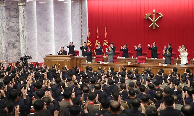 북한 노동당 중앙위원회 제8기 제3차 전원회의 3일차 회의가 지난 17일 이어졌다고 조선중앙통신이 18일 보도했다. 참석자들이 모두 자리에서 김정은 총비서를 향해 박수를 보내고 있다. 김 총비서도 자리에 앉아 박수치고 있다. 연합뉴스