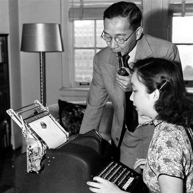 1947년 8월 린위탕(뒤)이 자신의 둘째 딸 린타이이와 함께 밍콰이 타자기를 테스트하고 있다. ‘한자 입력’의 문을 연 타자기였지만, 당시엔 처참한 실패작으로 끝났다.한울 제공