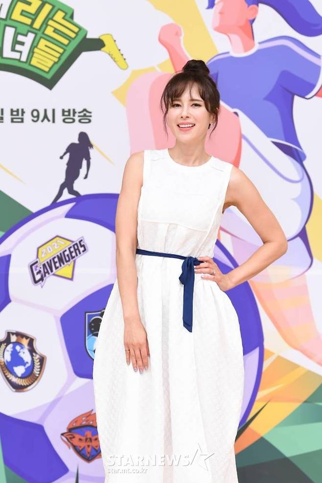 방송인 에바가 16일 오후 온라인 생중계로 진행된 SBS '골 때리는 그녀들' 제작발표회에 참석해 포즈를 취하고 있다. /사진제공=SBS 2021.06.16 /사진=이동훈 기자 photoguy@
