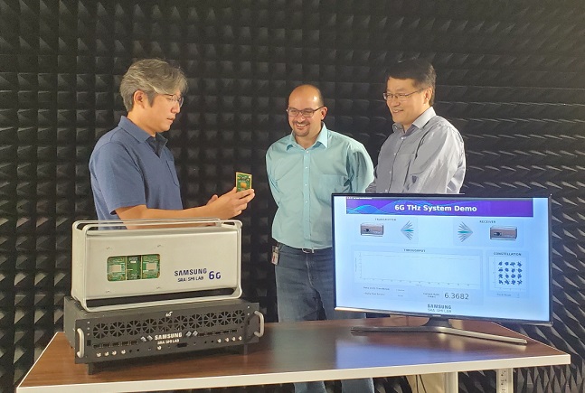 삼성리서치 아메리카(SRA) 실험실에서 삼성전자 연구원들이 140 GHz 통신 시스템을 시연하고 있다. /사진=삼성전자 제공