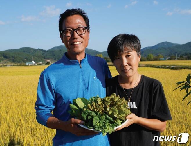 귀농 7년차 박기석씨(55) 부부가 경북 상주시 은척면에 있는 자신의 생태순환농장에서 직접 키운 채소를 들고 기념촬영을 하고 있다.© 뉴스1