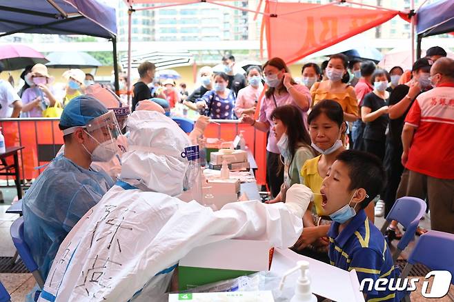 중국 남부 광둥성 성도 광저우시 한 체육관에 마련된 코로나19 선별진료소에서 2021년 5월 30일 거주자를 대상으로 대규모 코로나19 검진이 이뤄지는 모습. © 로이터=뉴스1