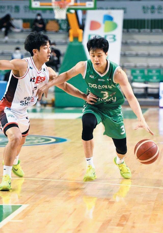 지난 시즌 장남 허웅(오른쪽)과 허훈이 시합에서 맞붙은 모습. / KBL 제공