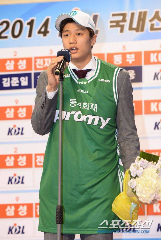 2014년 신인 드래프트가 직후 5순위로 원주 DB에 지명된 직후 "아버지의 그늘을 벗어나겠다"고 소감을 말하는 허웅. /스포츠조선