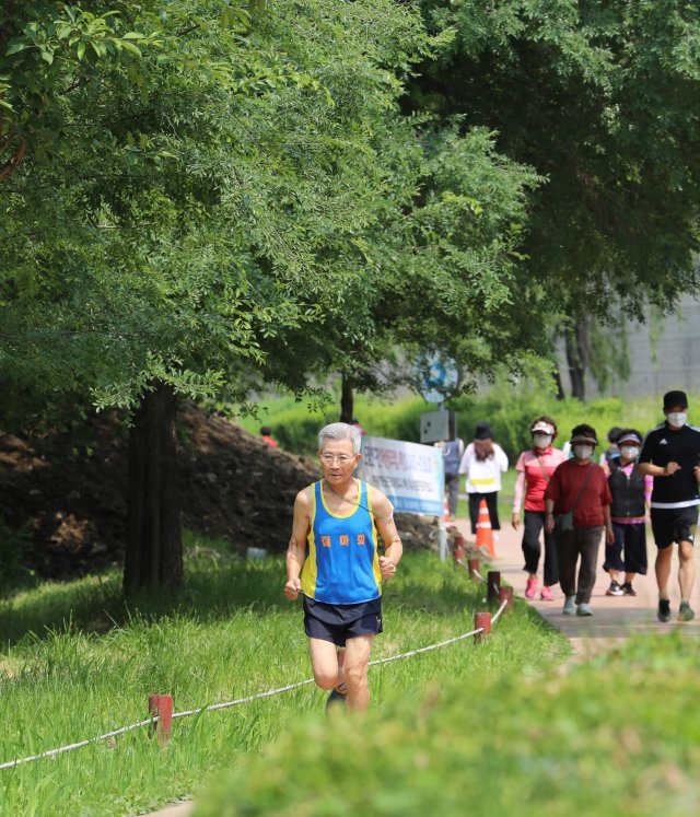 이재승 원장이 서울 도림천 일대에서 열린 공원사랑마라톤에서 달리고 있다. 이훈구 기자 ufo@donga.com