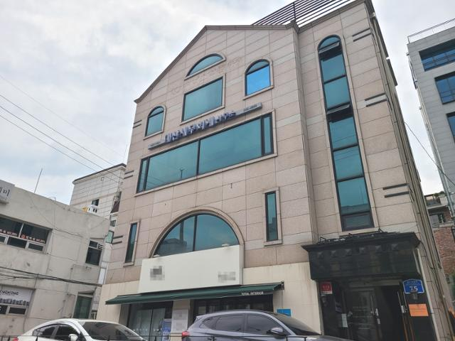 해빗투게더협동조합이 지난해 11월 매입한 서울 마포구 성산동의 한 건물. 6월 말 공식 오픈하고 간판을 달 준비를 하고 있다. 이름은 '모두의 놀이터'라고 붙였다. 이유지 기자