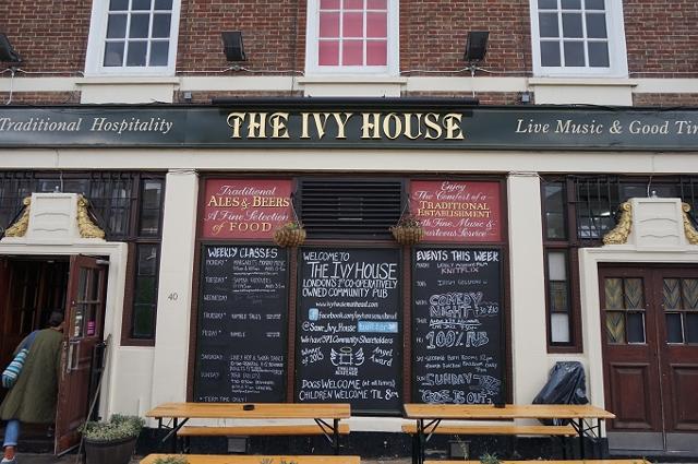 영국 런던 외곽 넌헤드 지역에 위치한 '아이비 하우스 펍(The Ivy House Pub)'. 재개발로 부동산 가치가 뛰어 매각을 통보받자 지역 주민 수백 명이 조금씩 투자해 펍을 매입했다. 영국 최초의 공동체 협동조합 소유 펍으로 시민자산화의 대표적인 사례다. 해빗투게더 제공