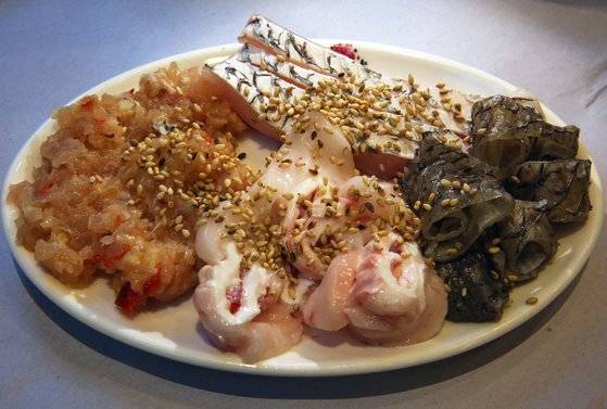 목포 '중앙횟집'의 민어 부레와 껍질, 내장. 별미 중의 별미다. 식감이 독특하고 맛은 고소하다. 손민호 기자