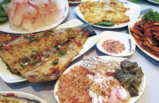 민어는 대표적인 복달임 음식이다. 목포 ‘중앙횟집’의 민어 정식 상차림. 손민호 기자