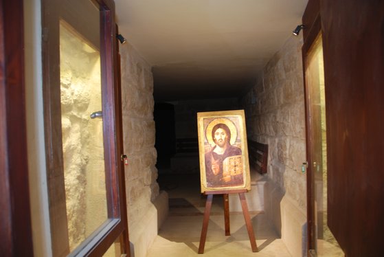 예수가 직접 기도를 했다는 동굴에 세워져 있는 예수의 초상화. 바깥이 아무리 더워도 이곳에만 들어서면 순식간에 시원해졌다.
