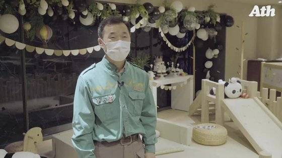 아기판다 푸바오를 태어날 때부터 돌본 강철원 사육사. 왕준열PD