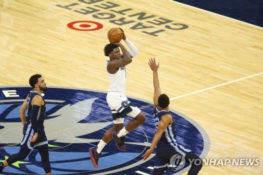 NBA 선수라도 에어볼을 던진다. 사진은 올 시즌 NBA 전체 1순위 신인 미네소타 팀버울브스 앤서니 에드워즈가 멤피스 그리즐리스와의 시범경기서 슛을 던지는 모습. 그는 코트에 들어간 지 1분30분만에 3점슛을 던졌으나 에어볼에 그쳤다. [AP=연합뉴스]