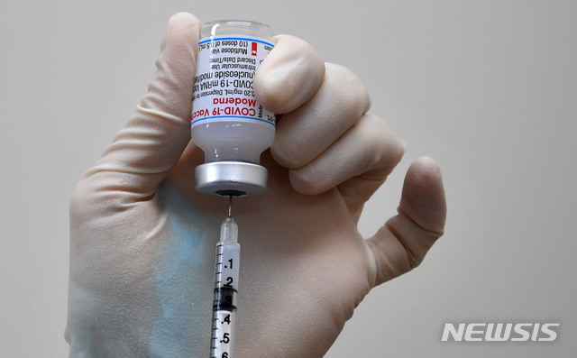 의료진이 모더나 백신을 주사기에 분주하고 있다. (사진=뉴시스DB)
