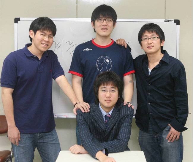 2006년 7월 26일 하버드대 학생들이 서울 신당동 유락사회종합복지관에서 자원봉사를 하고 있다. 앉아 있는 사람이 당시 21세이던 이준석 국민의힘 대표다. [동아DB]