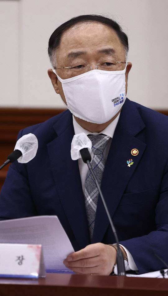 홍남기 경제부총리 겸 기획재정부 장관이 18일 정부서울청사에서 열린 제7차 공공기관 운영위원회에서 인사말을 하고 있다. 연합뉴스