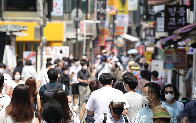 정부가 새 사회적 거리두기 개편안을 발표한 20일 시민들로 북적이는 서울 명동 모습. 연합뉴스