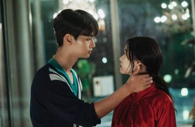 재벌가 장손 수혁(차학연, 왼쪽)과 메이드 유연(정이서). tvN 제공