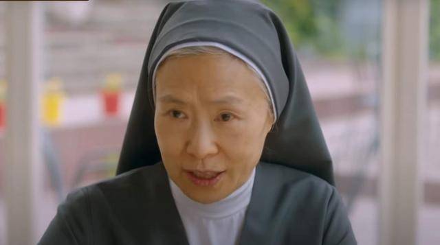 에르메스 가방을 들고다니는 엠마 수녀(예수정). 그는 도대체 어떤 인물인가. 엠마 수녀를 둘러싼 미스터리는 '마인'의 주요 관전 포인트 중 하나다. tvN 방송 캡처