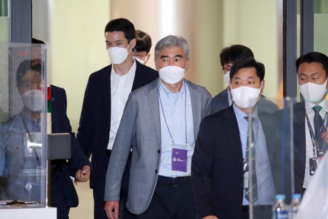 미국의 북핵 협상을 총괄하는 성 김 (오른쪽 네 번째) 대북특별대표가 19일 오전 영종도 인천국제공항을 통해 입국하고 있다. 연합뉴스
