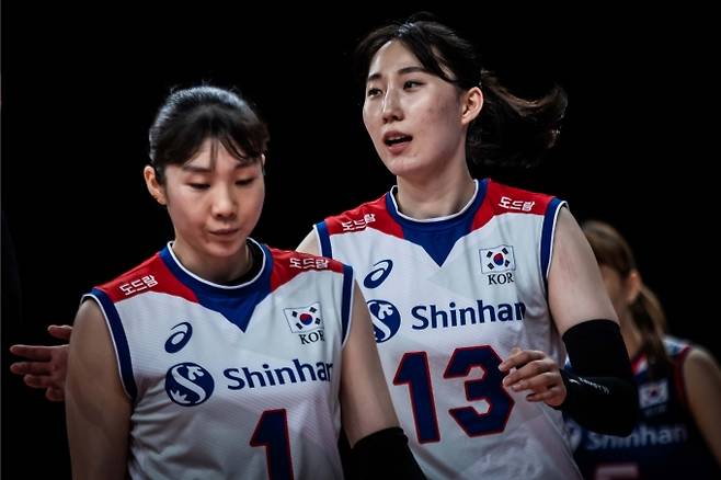 한국 여자배구대표팀 박정아(오른쪽)이 20일(한국시간) 열린 2021 VNL 터키전 도중 팀 동료 이소영을 격려하고 있다. [사진=국제배구연맹(FIVB)]