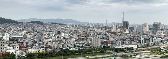 오세훈 서울시장이 '주거정비지수제 폐지' 등 재개발 규제 완화를 통해 2025년까지 주택 13만가구를 공급할 계획이다. 서울 중랑천 인근에서 바라본 서울시내 빌라촌 모습. 뉴스1