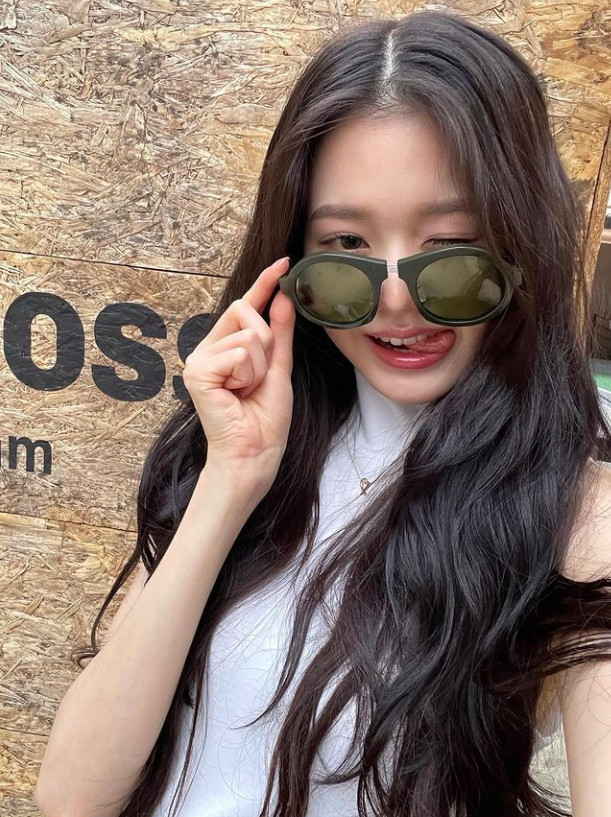 Jang Won-young, a former member of the group IZWON, showed off his visuals.Jang Won-young posted a picture on June 19th with an article entitled Looking for your boss?In the open photo, Jang Won-young is dressed in white sleeveless jeans. It is professional to take several poses with one sunglasses.Especially, he boasted a superior gene with long limbs on a small face that seemed to disappear.On the other hand, Jang Won Young acted as a project group IZWON formed through Mnet Produce 48.