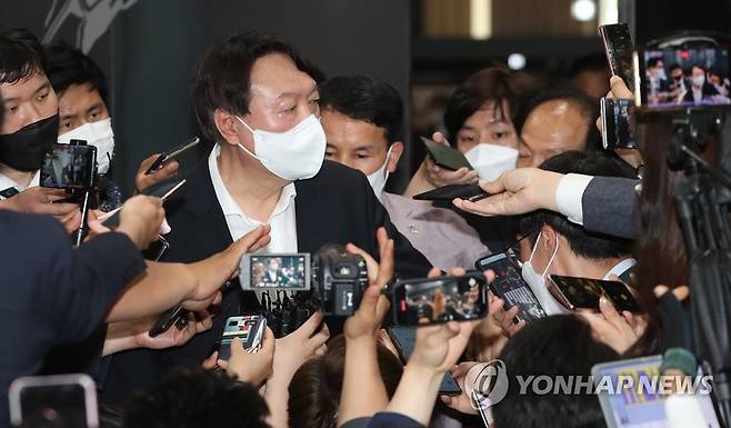 취재진에 둘러싸인 윤석열 (서울=연합뉴스) 이정훈 기자 = 윤석열 전 검찰총장이 지난 9일 오후 서울 중구 남산예장공원 내에 있는 우당 기념관 개관식에 참석해 전시물을 관람한 뒤 취재진에 둘러싸여 있다. [연합뉴스 자료사진]