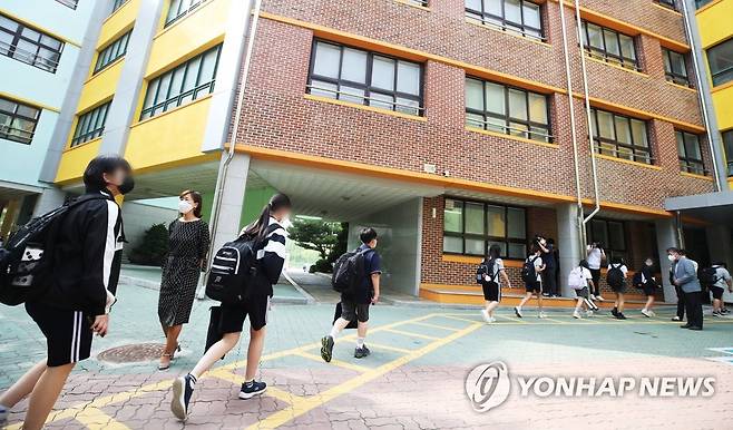 수도권 중학교의 등교수업이 확대된 지난 14일 오전 경기도 수원의 한중학교에서 학생들이 등교하고 있다. [연합뉴스 자료사진. 재판매 및 DB 금지]