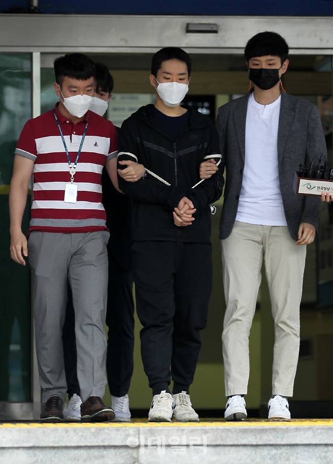 남성 1300여 명의 나체 사진 등을 인터넷에 유포한 피의자 김영준이 11일 오전 서울 종로경찰서에서 검찰로 송치되고 있다.(사진=김태형 기자)