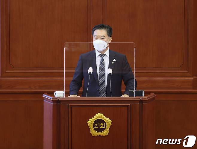 대전시의회 남진근 의원이 21일 5분 자유발언을 통해 관광 취약계층 어르신들의 비행기 여행 지원을 제안하고 있다.(대전시의회 제공)© 뉴스1