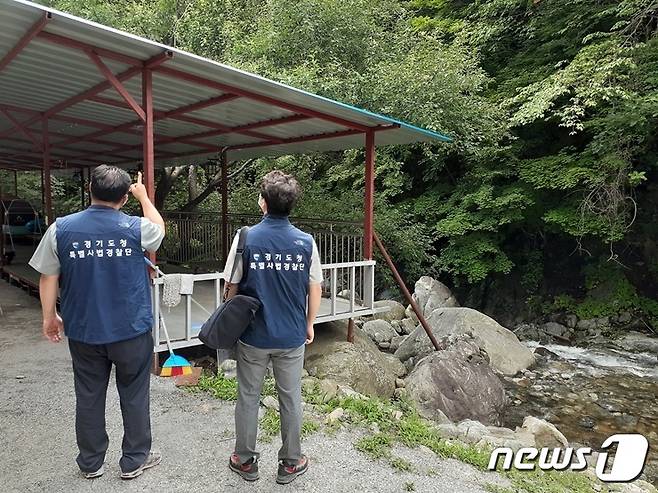 경기도 특별사법경찰단의 지난해 휴양지 불법시설 설치 단속 모습.(경기도 제공)/© 뉴스1