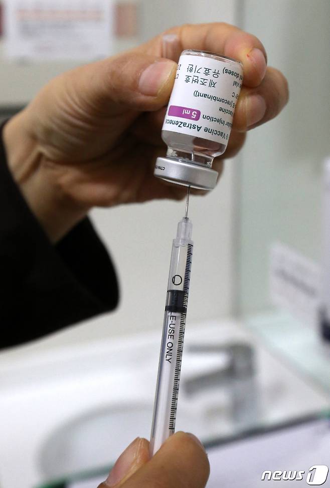 대전 유성구 선병원에 마련된 예방접종센터에서 의료진이 백신을 준비하고 있다. 기사와 관계없음 뉴스1 © News1 김기태 기자