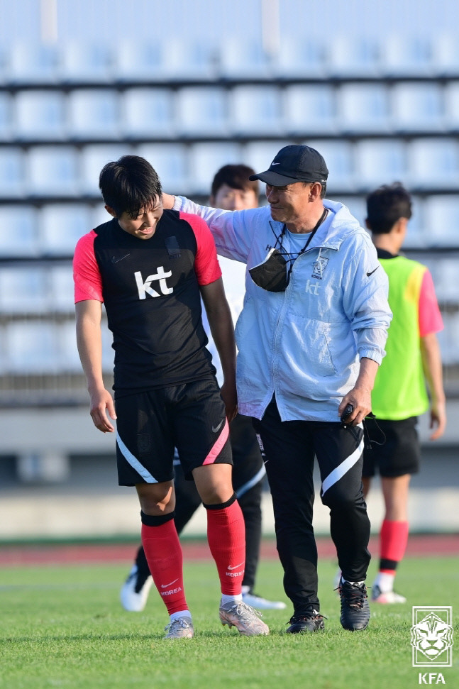 김학범 올림픽대표팀 감독과 이강인이 서로를 바라보며 미소를 짓고 있다.제공 | 대한축구협회